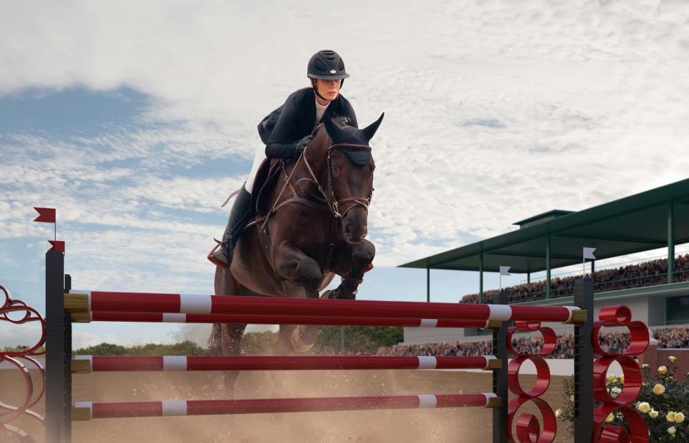 une cavalière en course avec son cheval